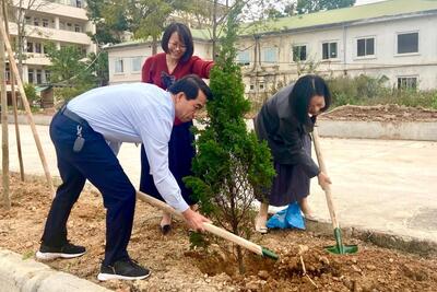 Cán bộ viên chức lãnh đạo quản lý tham gia Tết Trồng cây tại năm2024