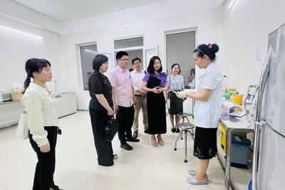 Đoàn Trung tâm Kiểm soát và phòng ngừa dịch bệnh Khu tự trị dân tộc Choang, Quẩng Tây, Trung Quốc tham quan khoa Xét nghiệm – Chẩn đoán hình ảnh Trung tâm KSBT tỉnh Lạng Sơn