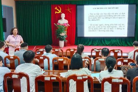 Tập huấn nâng cao năng lực cho cán bộ y tế và nhân viên tiếp cận cộng đồng trong phòng, chống HIV/AIDS
